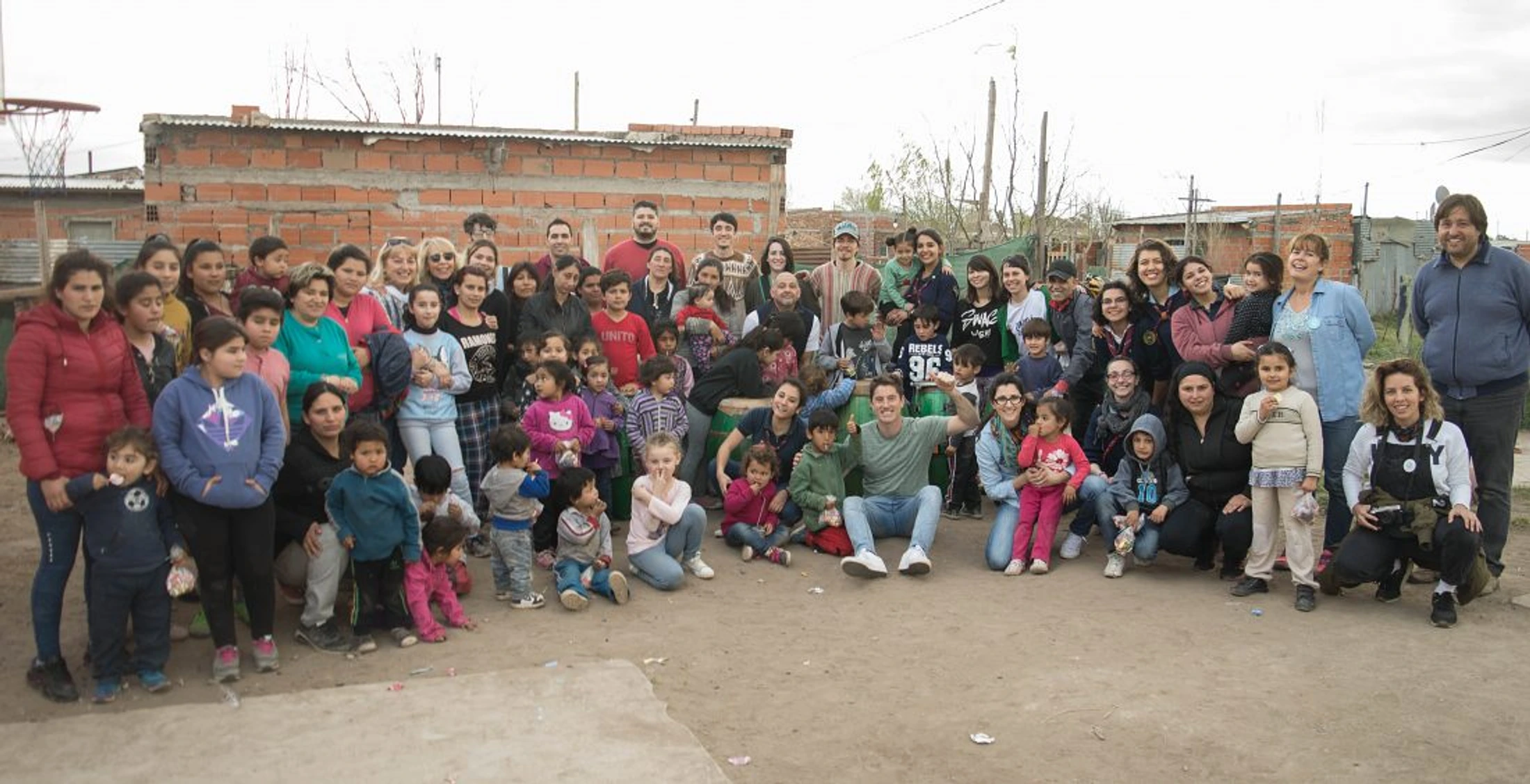 Nicolás García Mayor with a large community group gathered outdoors.